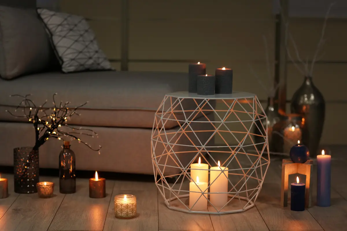 Detalhe de velas decorativas acesa em suporte, criando uma atmosfera relaxante. Foto: Reprodução / Canva Pro.