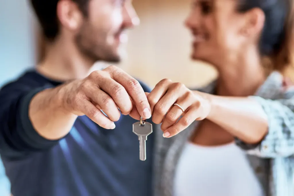 O que significa fazer uma estimativa na sua obra! Clientes satisfeitos ao verem sua obra concluída sem imprevistos. Foto: Reprodução / Canva Pro.