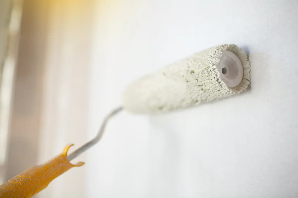 Seu drywall está amarelando? O drywall pode sofrer amarelamento ao longo do tempo devido a fatores como umidade e oxidação. Foto: Reprodução / Canva Pro.