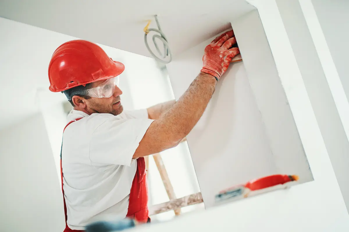 Seu drywall está rachando? O reforço das juntas com massa e fita adequada garante um acabamento mais durável e uniforme. Foto: Reprodução / Canva Pro.