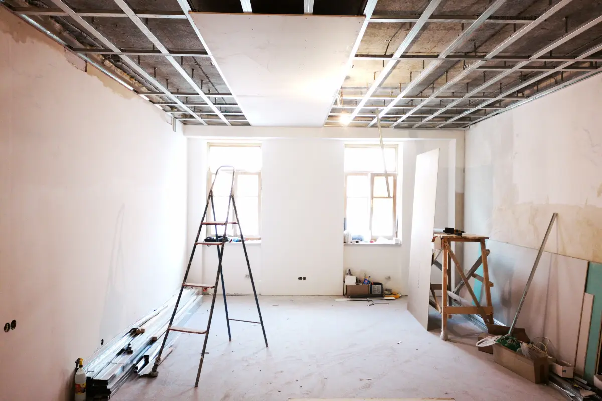 O drywall realmente não resiste a choques térmicos? Perfis metálicos bem fixados garantem maior estabilidade ao drywall. Foto: Reprodução / Canva Pro.