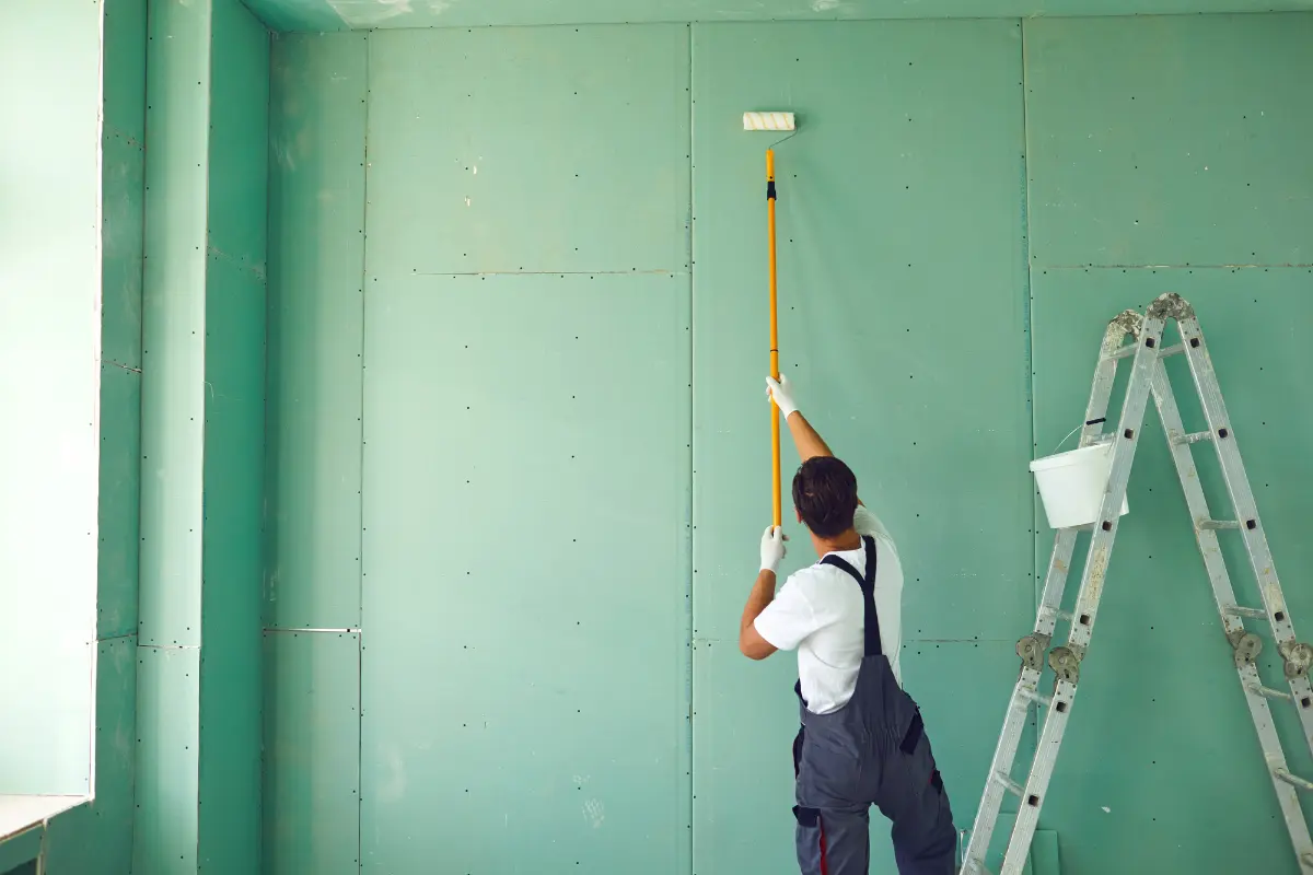 Seu drywall está amarelando? O uso de selador antes da pintura protege o drywall contra manchas amareladas. Foto: Reprodução / Canva Pro.