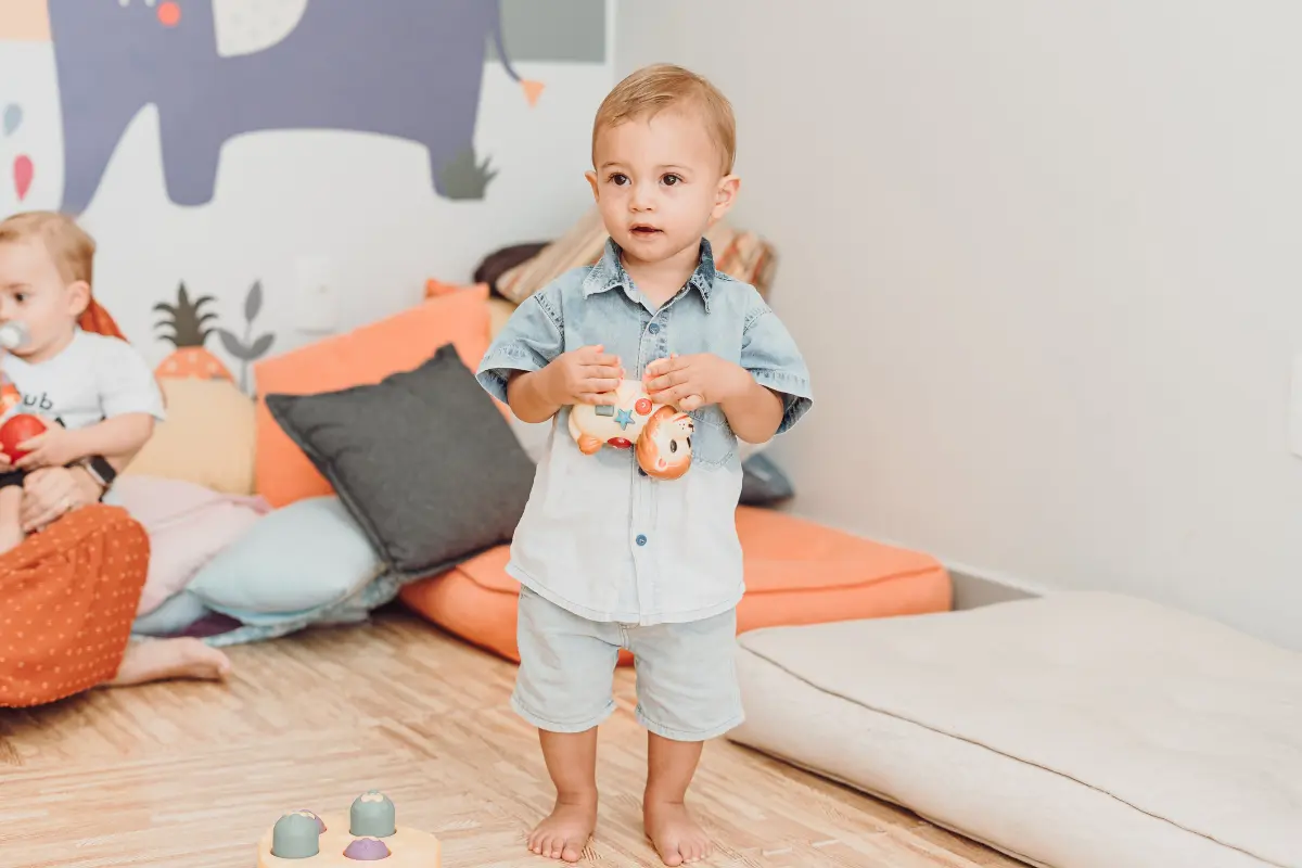 O drywall realmente não resiste a impactos em áreas com crianças? Testes comprovam que drywall pode ser reforçado para suportar impactos em ambientes infantis. Foto: Reprodução / Canva Pro.