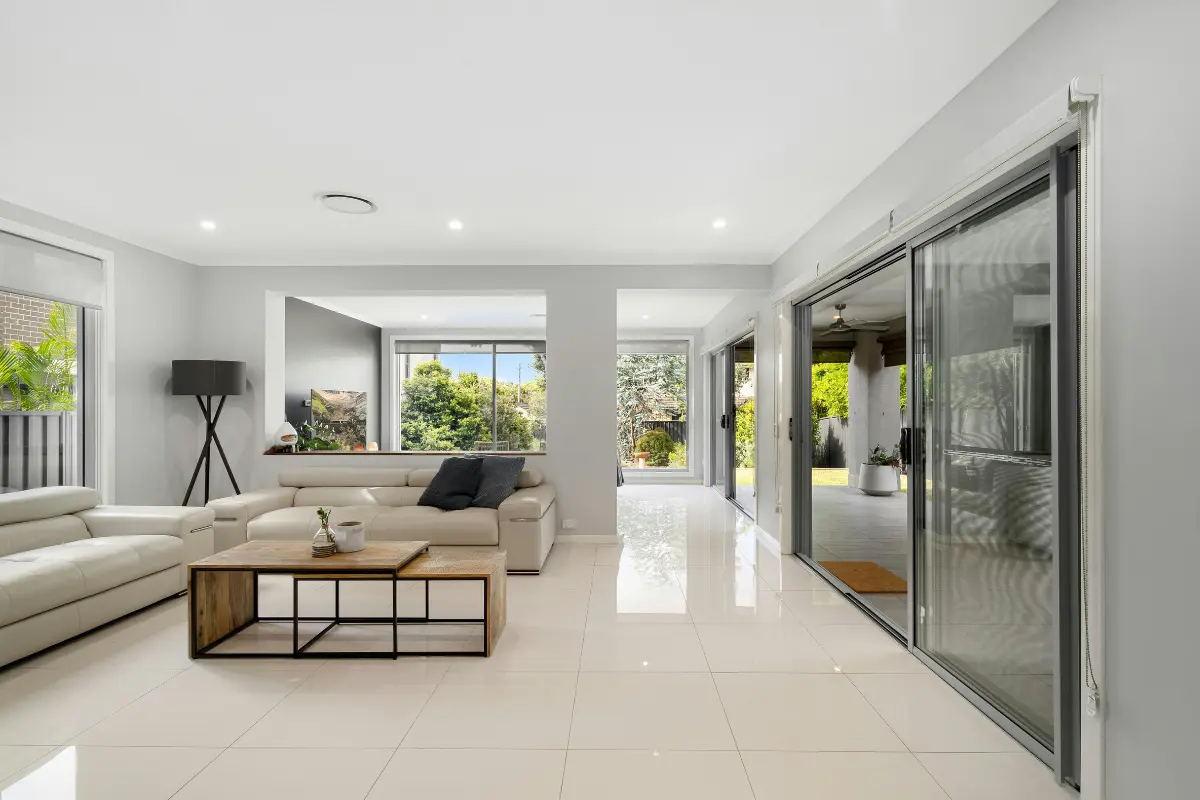 Seu drywall não segura portas de correr? Trilhos superiores e inferiores bem instalados garantem segurança na movimentação da porta. Foto: Reprodução / Canva Pro.