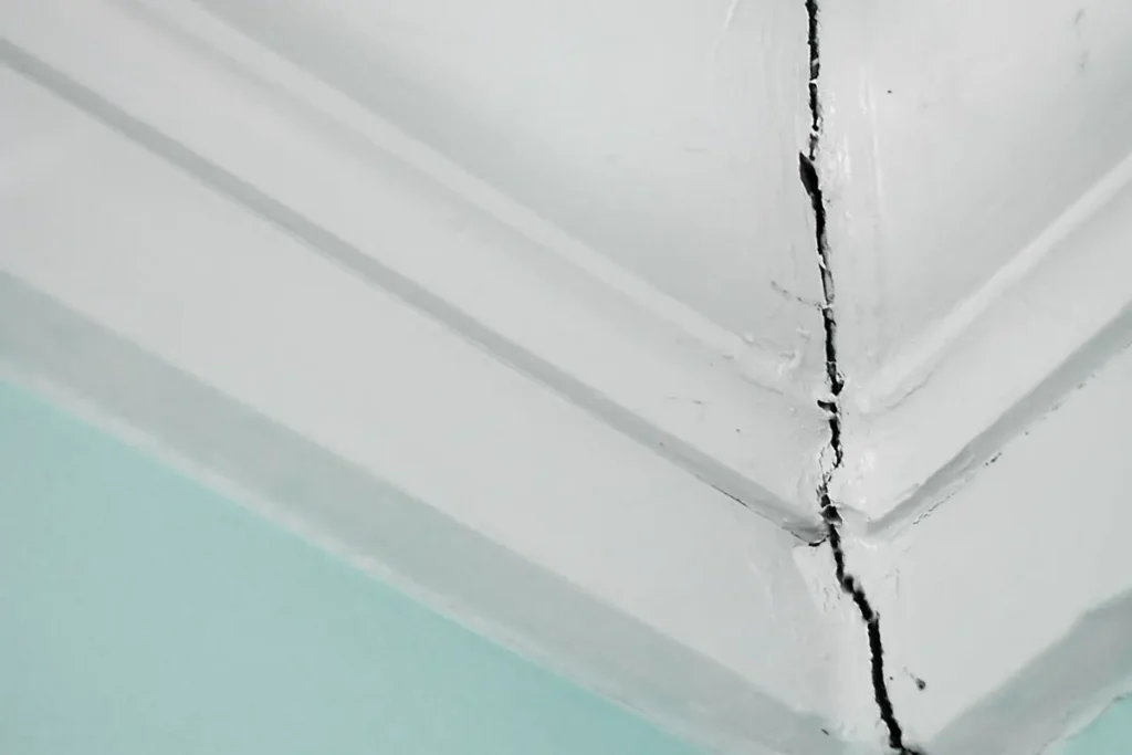Seu drywall está rachando? Pequenas trincas podem comprometer a estética do drywall. Especialistas alertam para cuidados essenciais na instalação. Foto: Reprodução / Canva Pro
