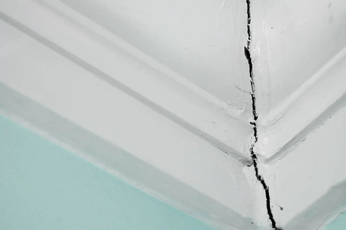 Seu drywall está rachando? Pequenas trincas podem comprometer a estética do drywall. Especialistas alertam para cuidados essenciais na instalação. Foto: Reprodução / Canva Pro