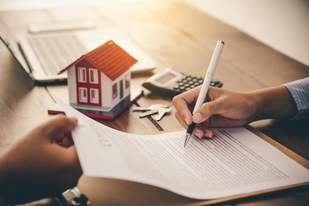 Como financiar terreno e construção com financiamento direto com empresa de crédito? Um contrato claro é o alicerce para a casa dos sonhos. Foto: Reprodução / Canva Pro.