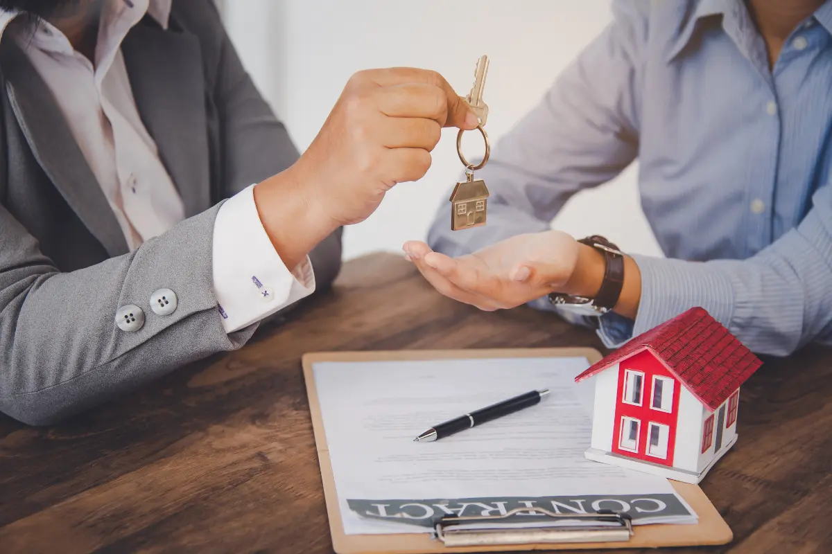 Como financiar terreno e construção com entrada reduzida? O que cabe no seu bolso pode também caber na entrada do seu financiamento. Foto: Reprodução / Canva Pro.