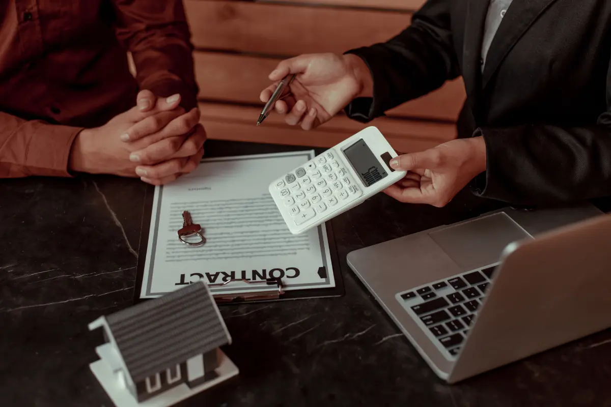 Como financiar terreno e construção com financiamento direto com imobiliária? Foto: Reprodução / Canva Pro.