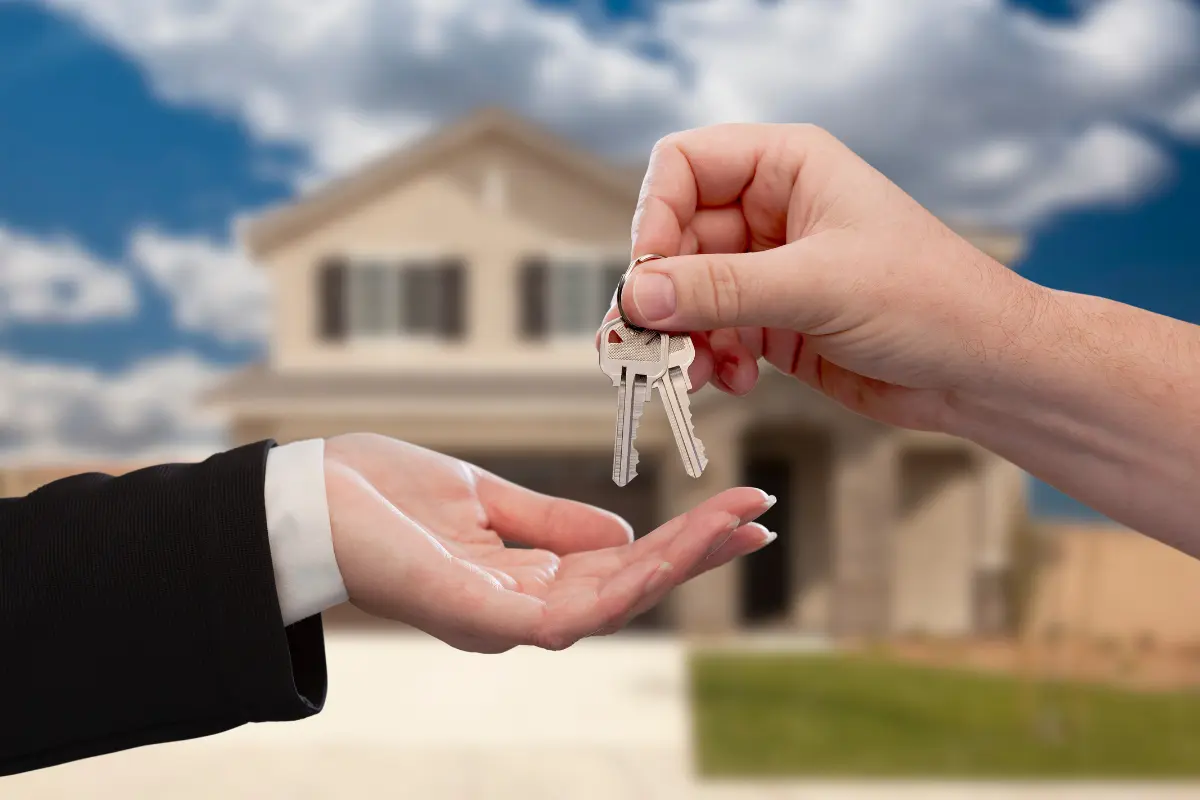 Como financiar um terreno e construir com FGTS? O que impede o trabalhador de transformar o FGTS em casa própria? Foto: Reprodução / Canva Pro.