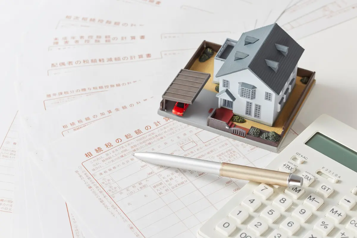 Como financiar um terreno e construir com nome sujo? Foto: Reprodução / Canva Pro.