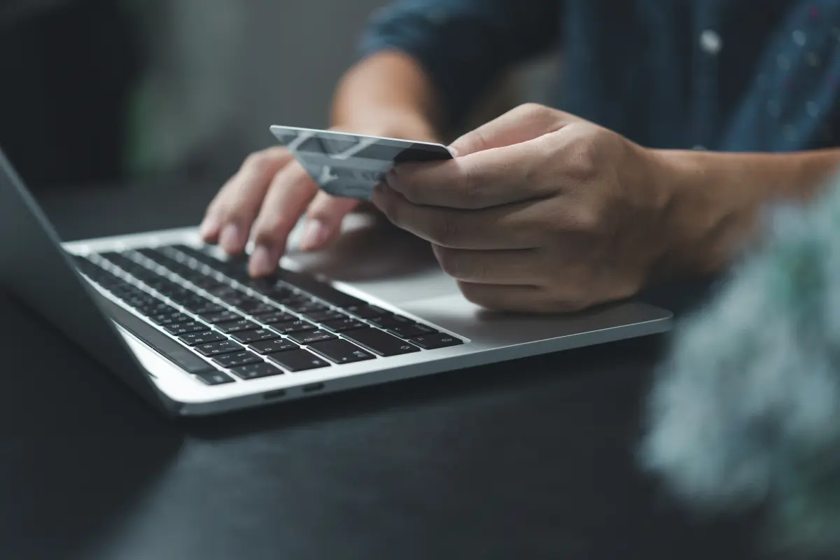Como financiar um terreno e construir com score baixo? Autônomos e informais podem usar extratos e IR para comprovar renda. Foto: Reprodução / Canva Pro.