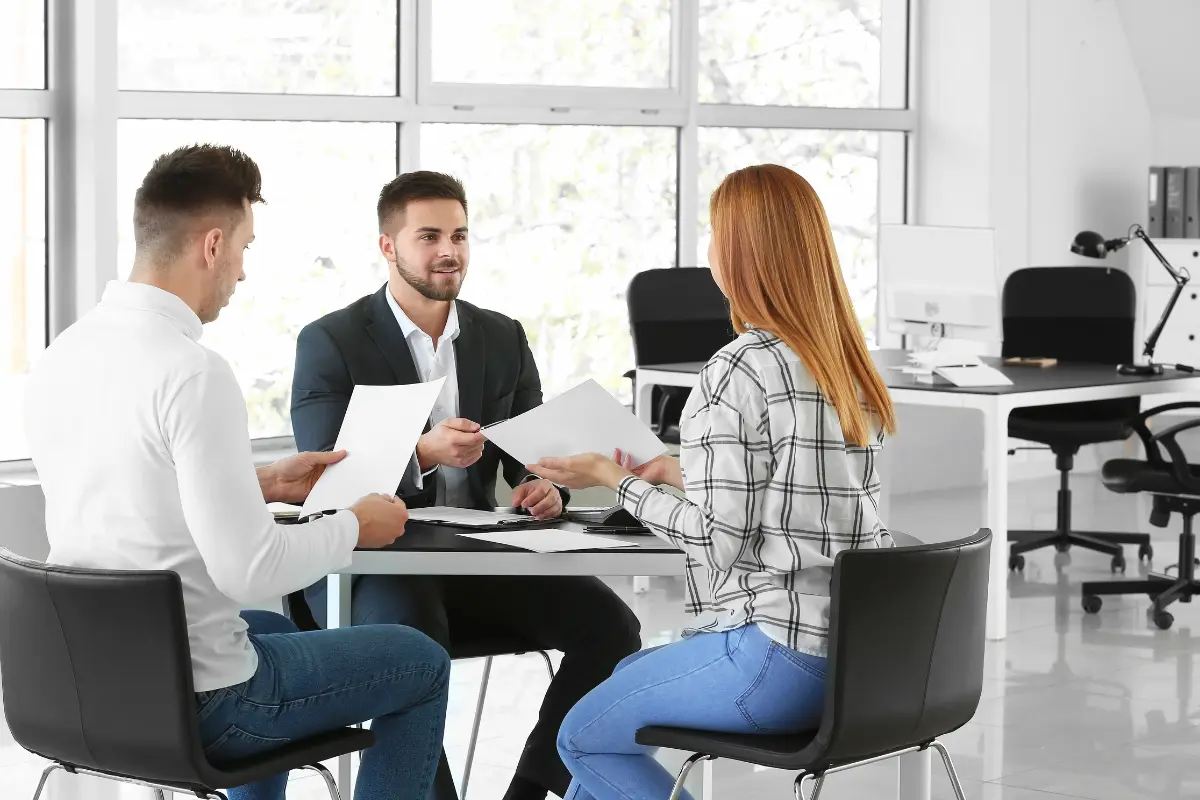 Financiar um terreno sem entrada? Descubra as alternativas para financiar um terreno sem entrada e veja quais opções estão disponíveis. Foto: Reprodução / Canva Pro.