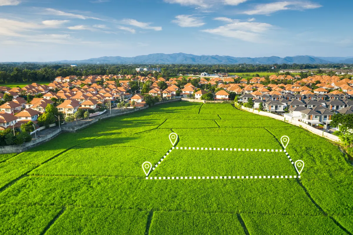 Como saber se um terreno é bom para construir? O que um terreno esconde pode impactar o que você constrói. Foto: Reprodução / Canva Pro.