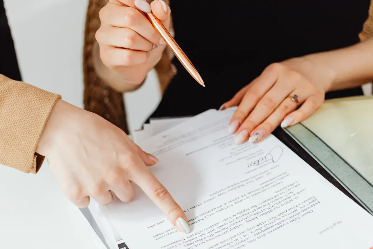 Como vender um terreno financiado e transferir o financiamento? Foto: Reprodução / Canva Pro.