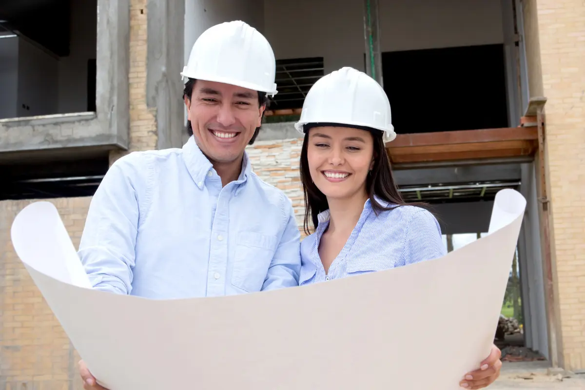 Como financiar um terreno e construir com score baixo? Mesmo com score baixo, é possível iniciar a construção com planejamento. Foto: Reprodução / Canva Pro.