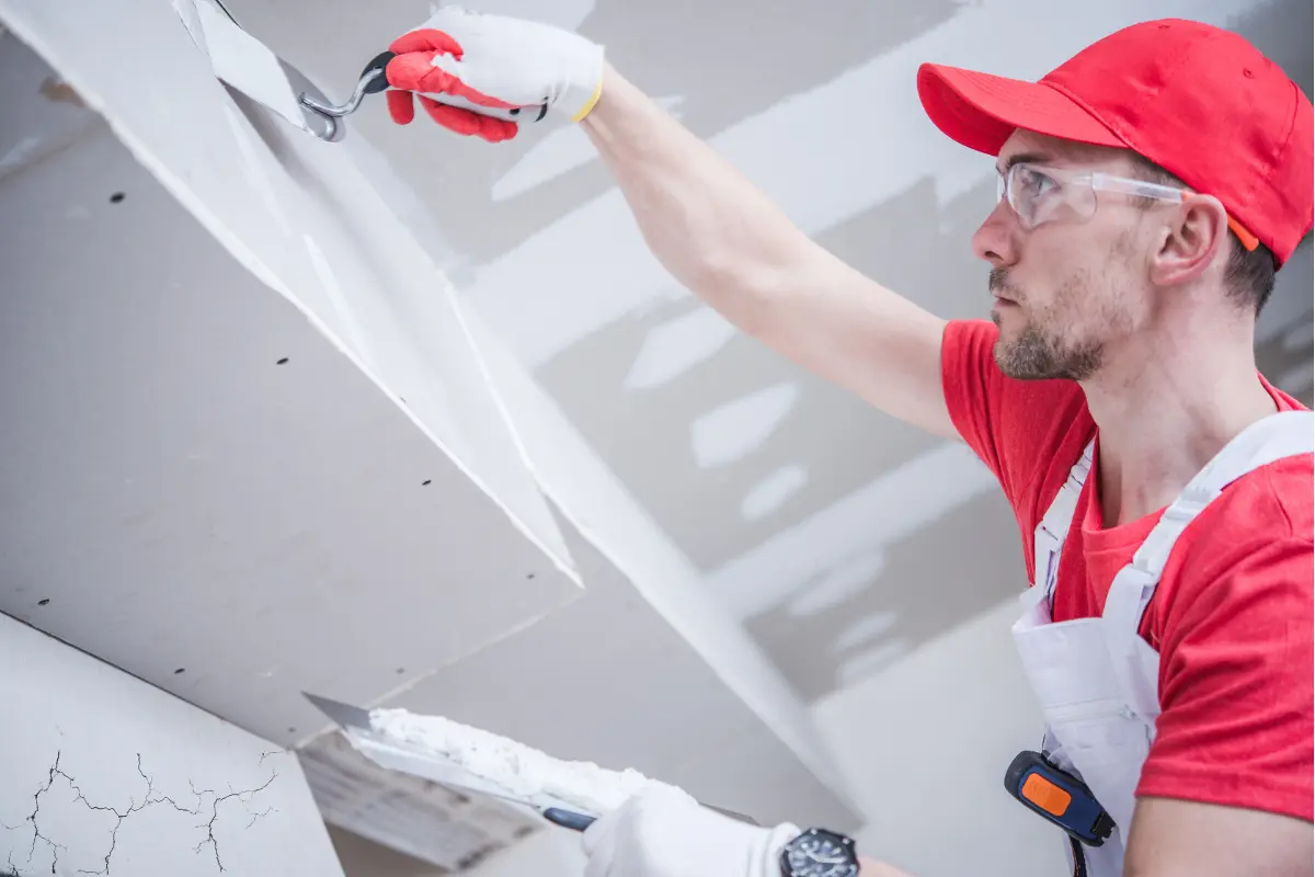 Por que alguns projetos sofrem com drywall quebradiço? Imagem mostrando detalhe de uma fissura em drywall, destacando problemas comuns na instalação. Foto: Reprodução / Canva Pro.