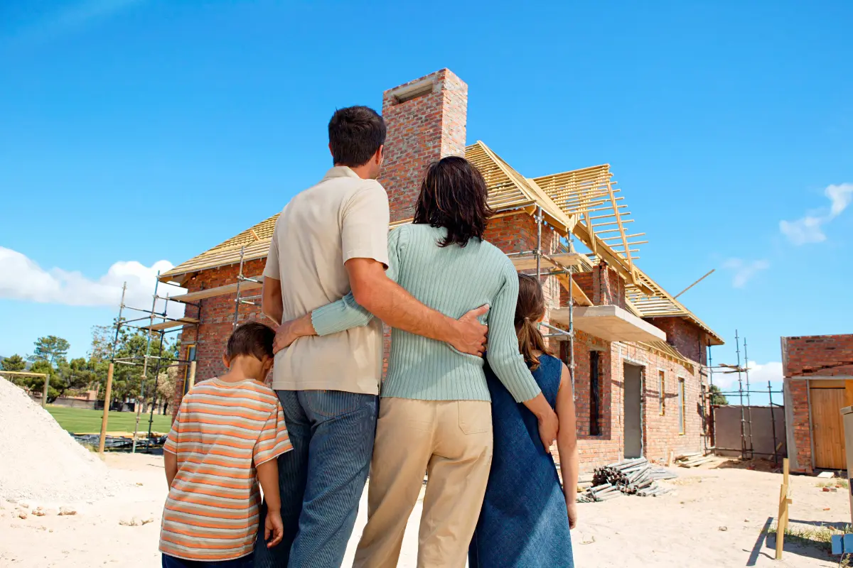 Como financiar um terreno e construir com FGTS! O início da obra traz novas esperanças. Foto: Reprodução / Canva Pro.
