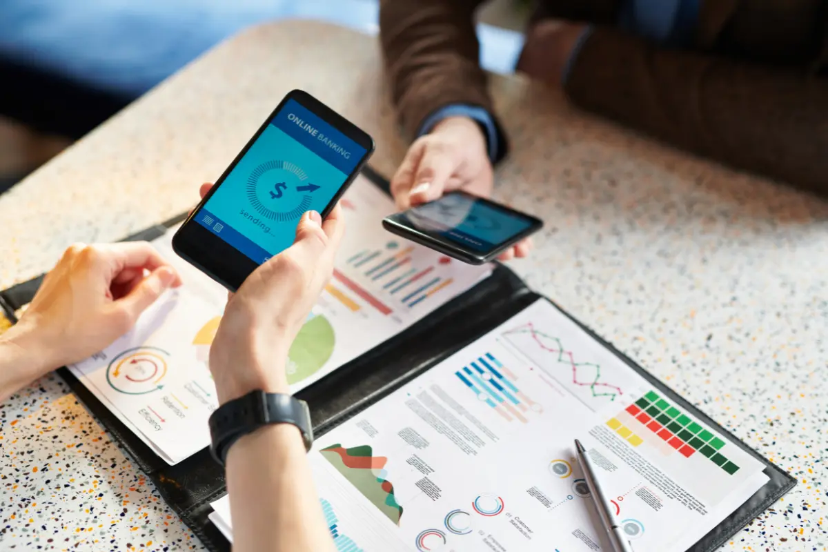 Como financiar um terreno e construir com nome sujo? Soluções digitais ajudam a contornar o nome sujo e destravar crédito. Foto: Reprodução / Canva Pro.