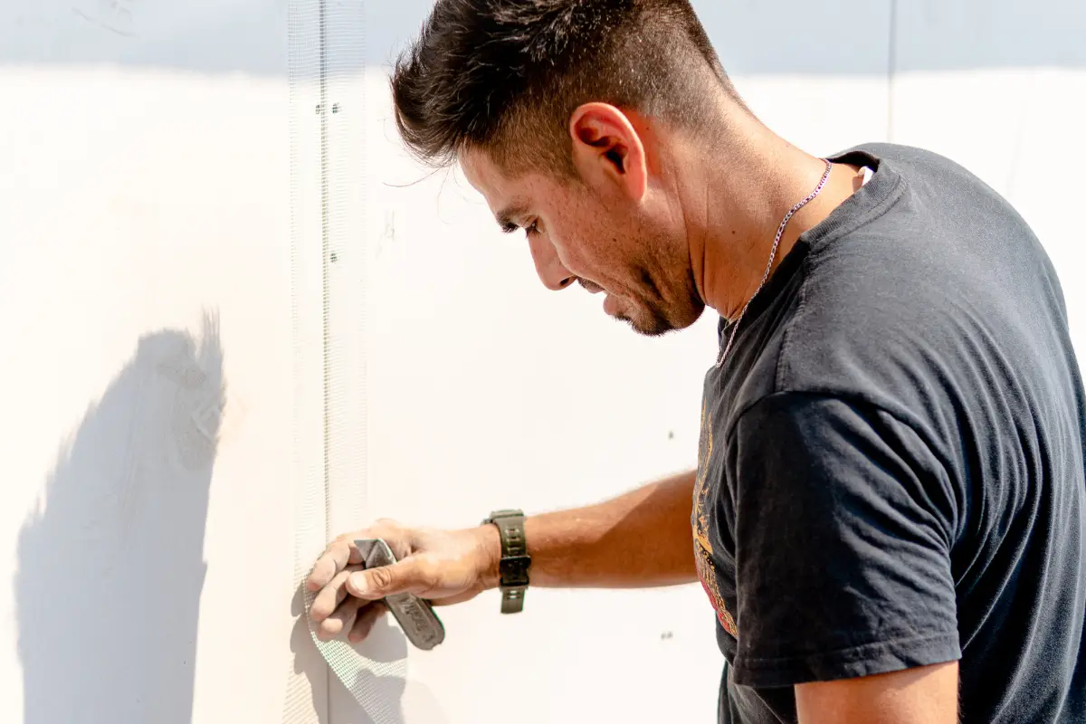 O que significa junta de controle? Sem juntas de controle, drywall pode sofrer fissuras e falhas estruturais. Veja o impacto da aplicação correta. Foto: Reprodução / Canva Pro.