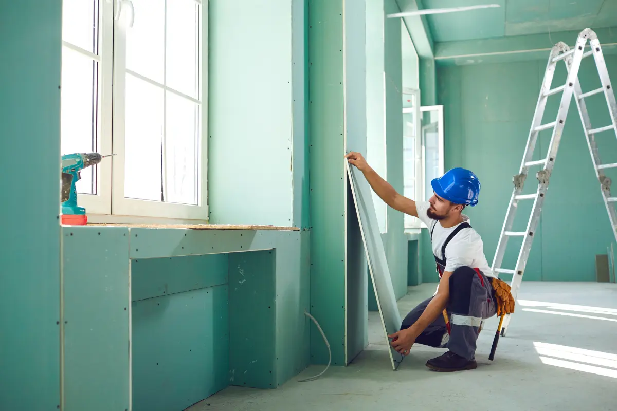 A escolha entre aplicação paralela e perpendicular pode definir a resistência do drywall. Qual método é o ideal para cada caso? Foto: Reprodução / Canva Pro.