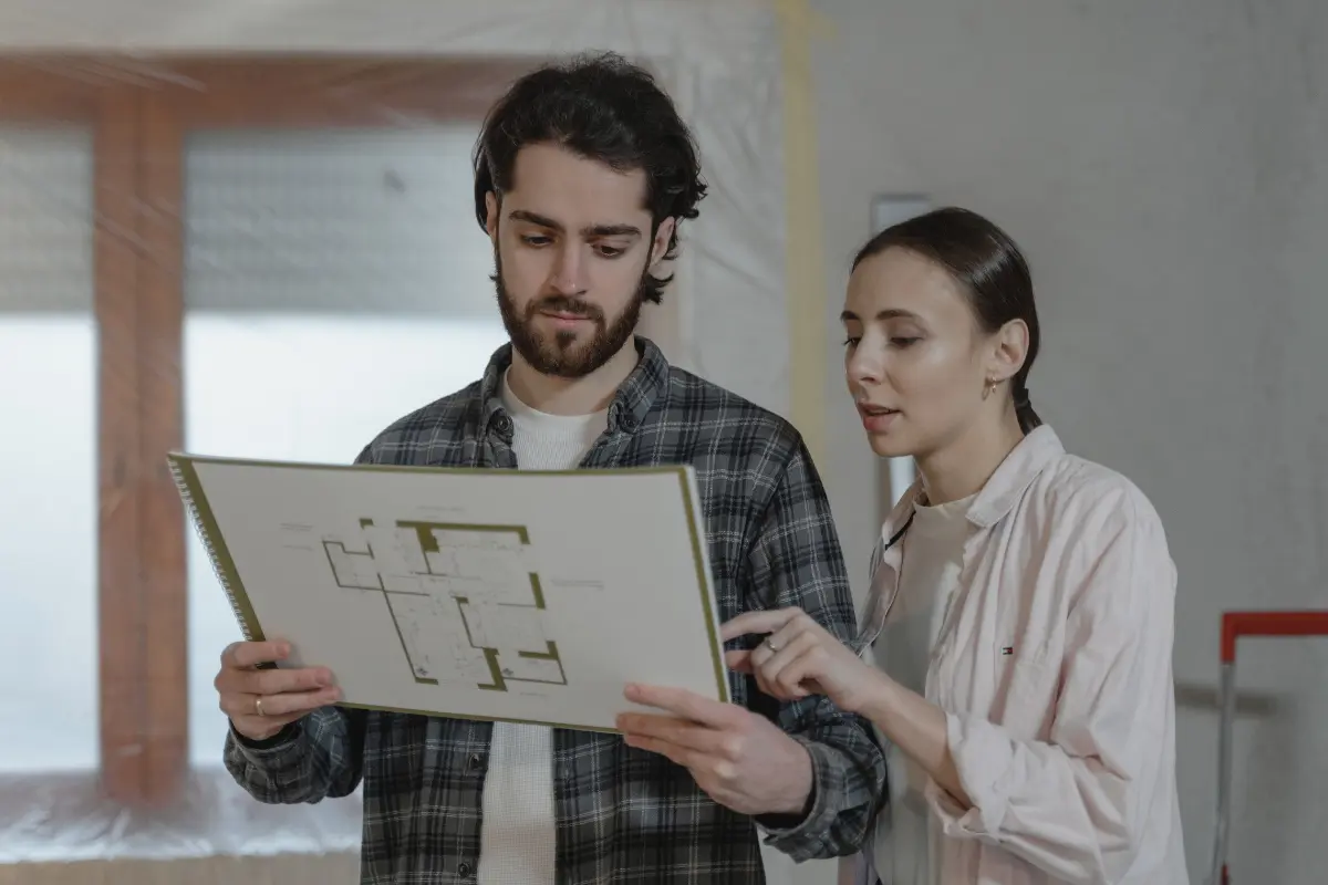 Financiamento ou consórcio? Escolher entre financiamento e consórcio pode definir o sucesso do seu projeto de construção. Foto: Reprodução / Canva Pro.