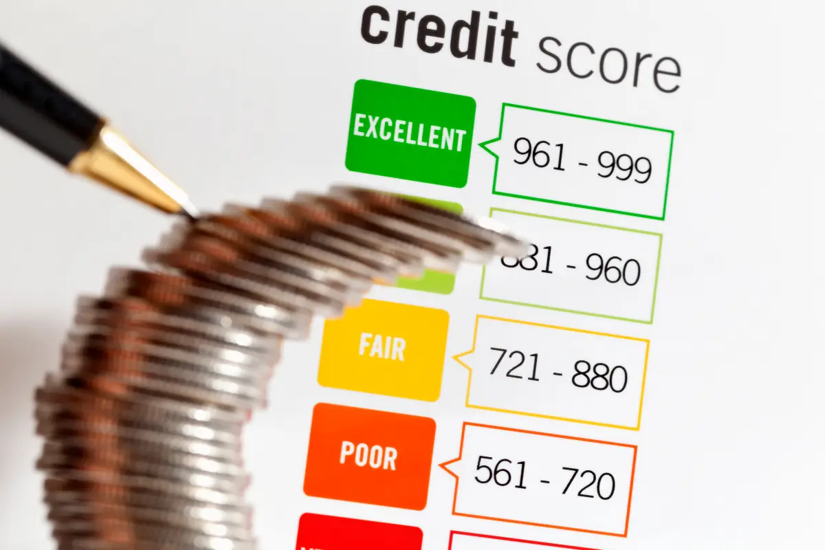 Como conseguir aprovação no financiamento de construção? Representação visual das estratégias para aumentar o score. Foto: Reprodução / Canva Pro.