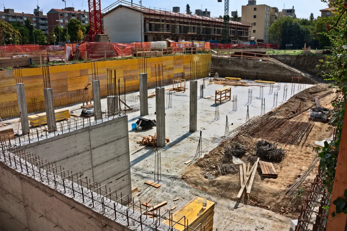 Como financiar um terreno e construir sem entrada? Obra começa mesmo sem entrada, com liberação por etapas. Foto: Reprodução / Canva Pro.