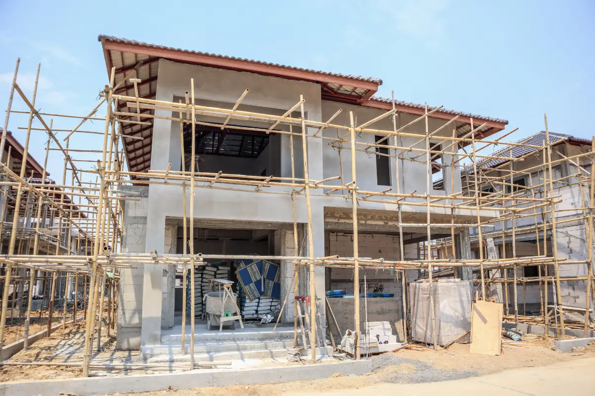 Vale mais a pena construir ou comprar pronto em 2025? Diferença por metro quadrado pode ultrapassar 30% dependendo da localização. Foto: Reprodução / Canva Pro.