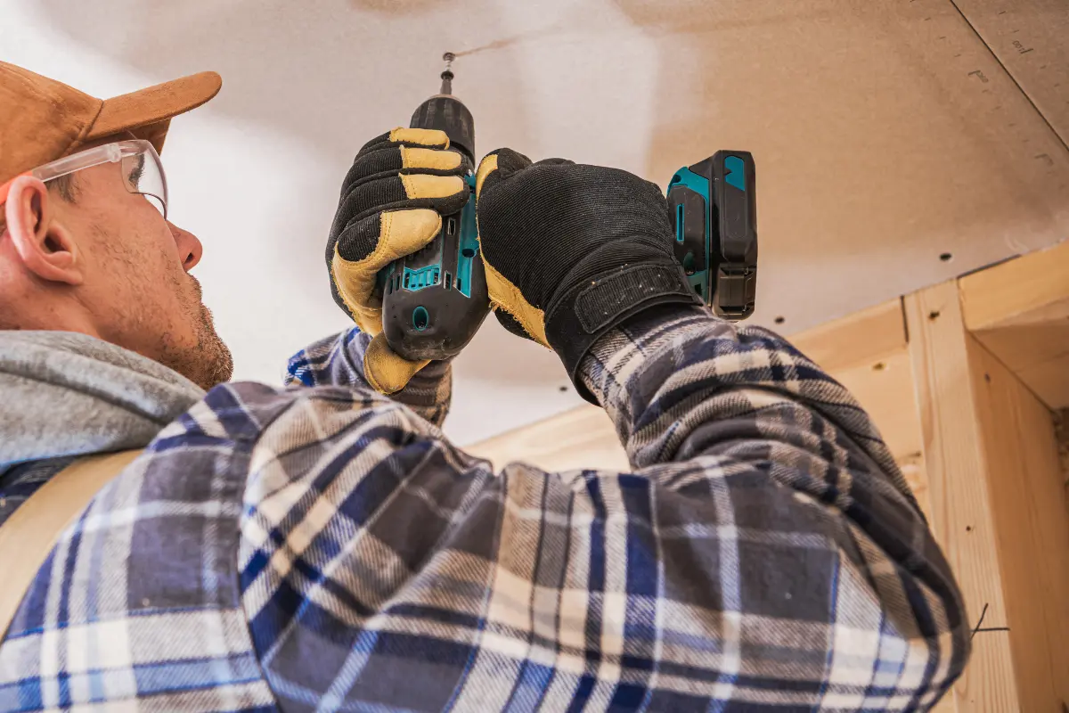 O que significa parafuso corneta? O parafuso corneta garante estabilidade na fixação de drywall. Foto: Reprodução / Canva Pro.