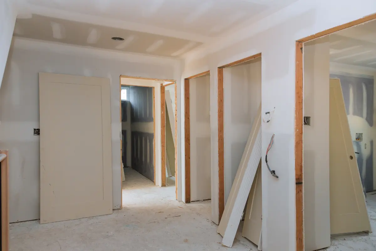 A parede de gesso realmente é resistente? A parede de gesso reforçada é ideal para ambientes sujeitos a impactos frequentes. Foto: Reprodução / Canva Pro.