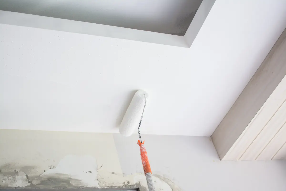 Parede de gesso pode ser impermeabilizada? A impermeabilização evita infiltrações e prolonga a vida útil do gesso. Foto: Reprodução / Canva Pro.