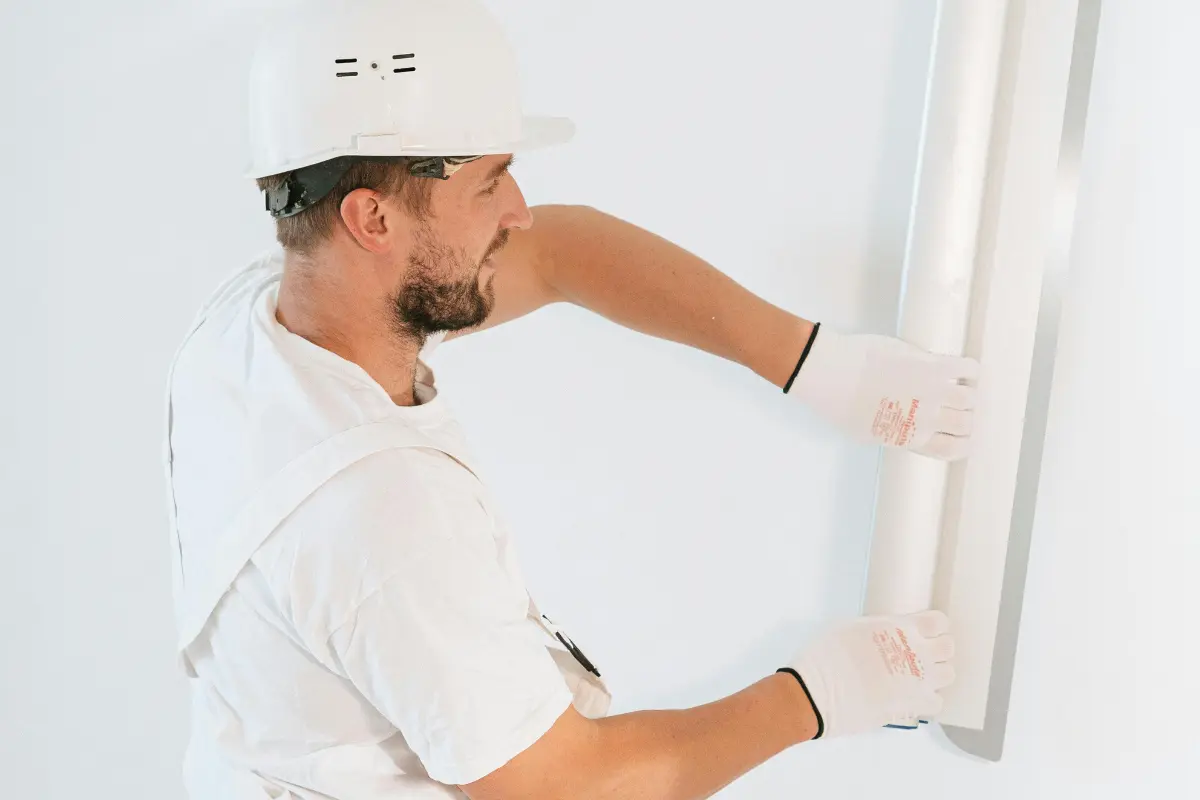 Parede de gesso precisa de manutenção frequente? Pequenas rachaduras podem ser corrigidas com massa corrida. Foto: Reprodução / Canva Pro.