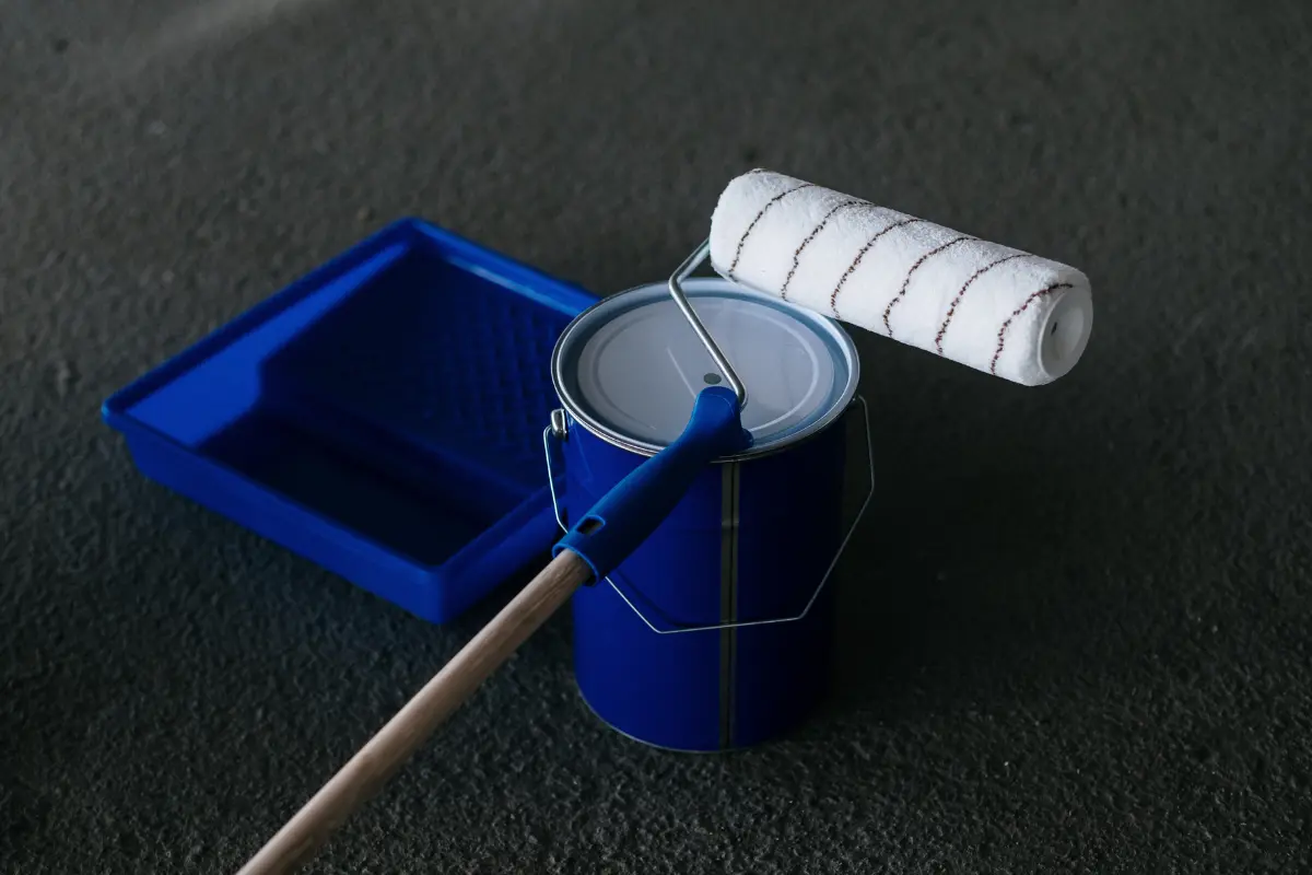 Parede de gesso pode ser impermeabilizada? Hidrofugantes e selantes são opções eficazes para proteger o gesso. Foto: Reprodução / Canva Pro.