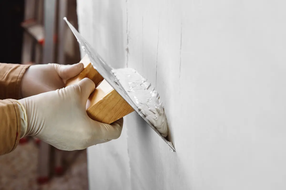 A parede de gesso realmente é resistente? Testes comprovam que a parede de gesso pode ser reforçada para suportar impactos. Foto: Reprodução / Canva Pro.