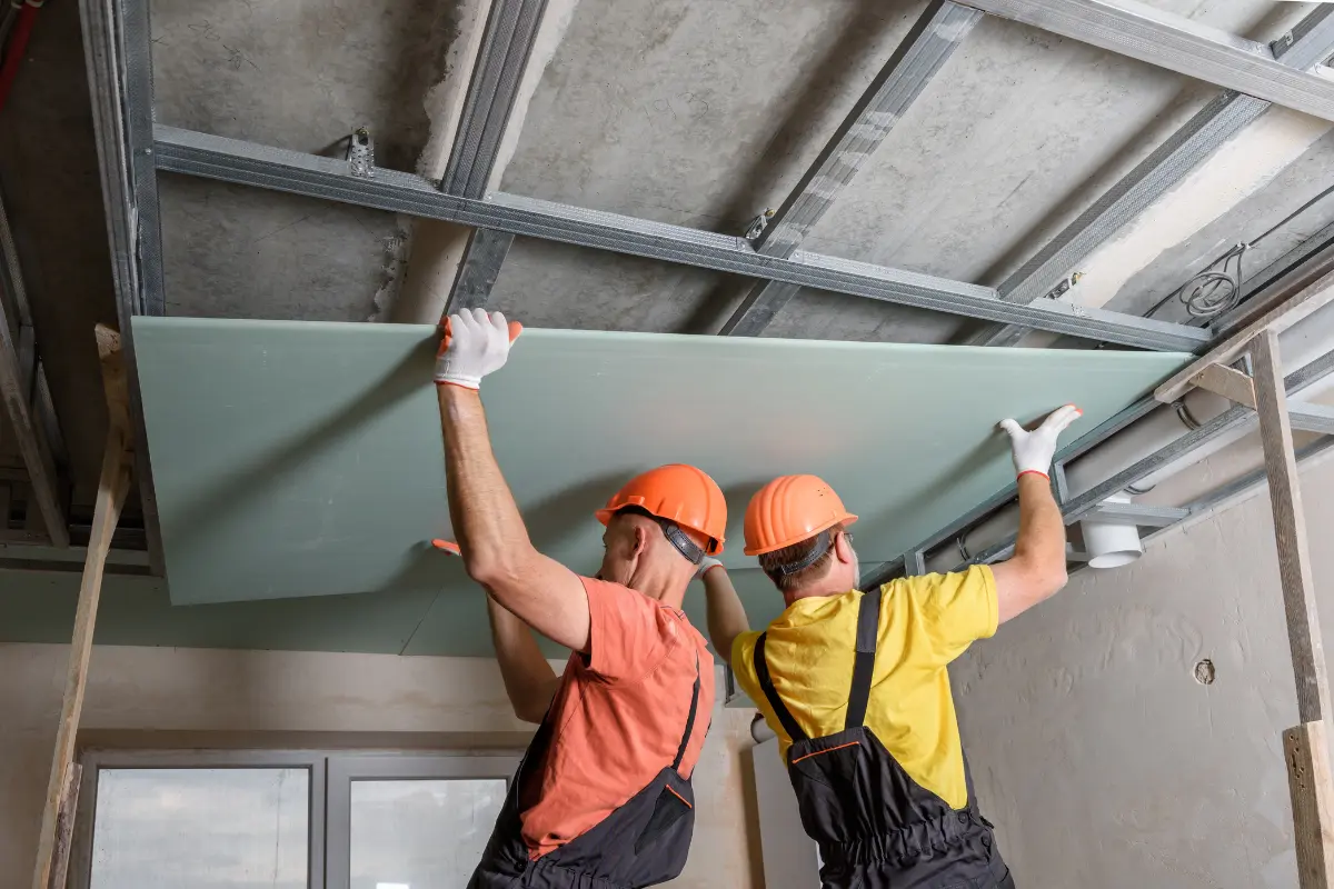Sistema leve de construção pode ser usado para tetos rebaixados! A estrutura metálica garante estabilidade e resistência ao teto rebaixado. Foto: Reprodução / Canva Pro.