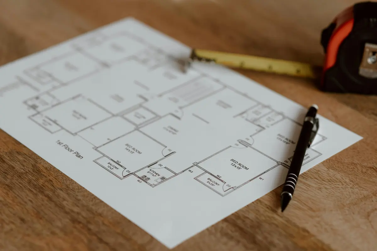 Como saber se o terreno tem viabilidade vertical? Close em pranchetas com plantas arquitetônicas em branco, suscitando questionamentos sobre viabilidade vertical. Foto: Reprodução / Canva Pro.