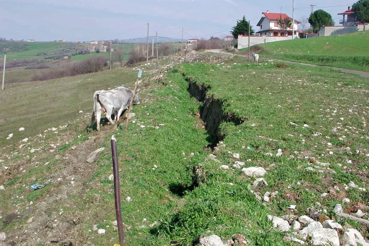 Como a topografia do terreno interfere no custo da construção? Escolher um terreno sem avaliar a topografia pode trazer surpresas durante a obra. Foto: Reprodução / Canva Pro.