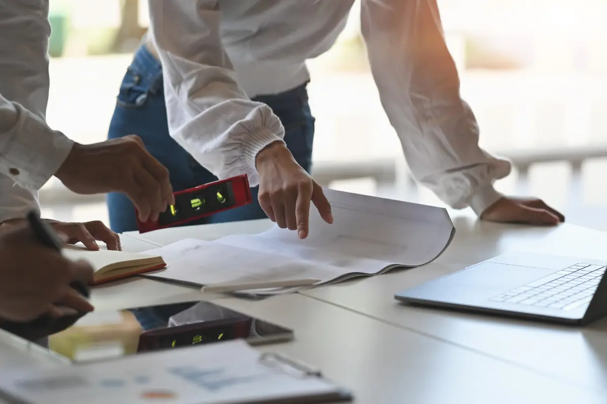 Quanto custa regularizar um terreno para construção multifamiliar? Apoio técnico especializado é a chave para transformar um terreno em um projeto viável. Foto: Reprodução / Canva Pro.