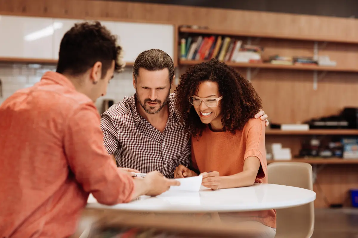 Como financiar terreno e construção com taxa fixa? Escolher a taxa certa é o primeiro passo para construir com tranquilidade. Foto: Reprodução / Canva Pro.