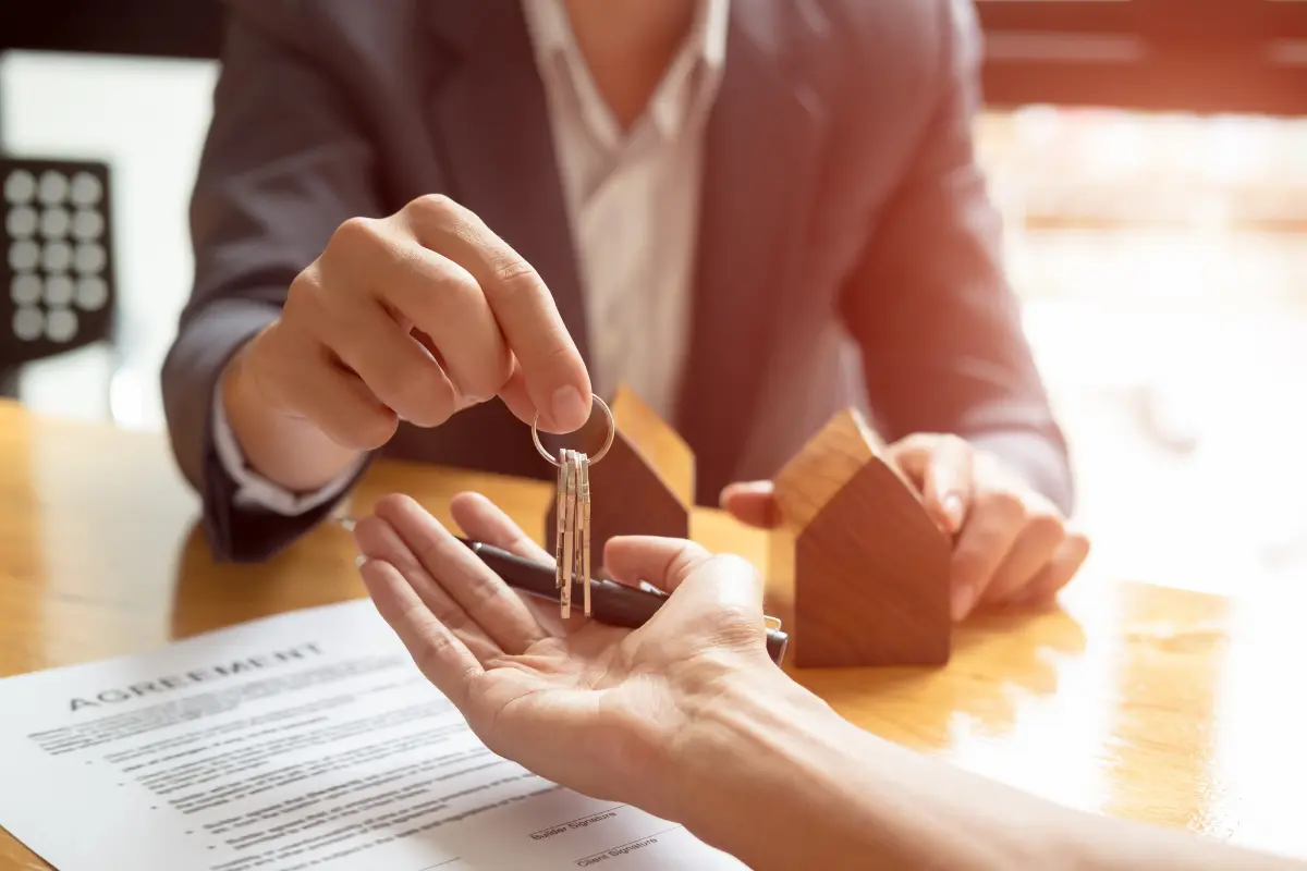 Como financiar terreno e construção com financiamento direto com fundo imobiliário? Foto: Reprodução / Canva Pro.