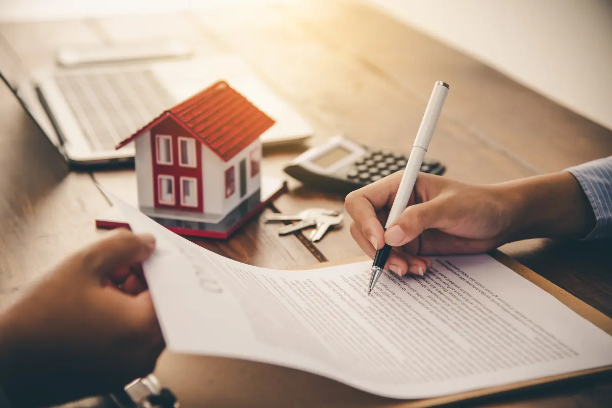 Comprar terreno para permutar com construtora! Trocar terreno por imóveis prontos é uma das estratégias mais utilizadas por investidores urbanos. Foto: Reprodução / Canva Pro.