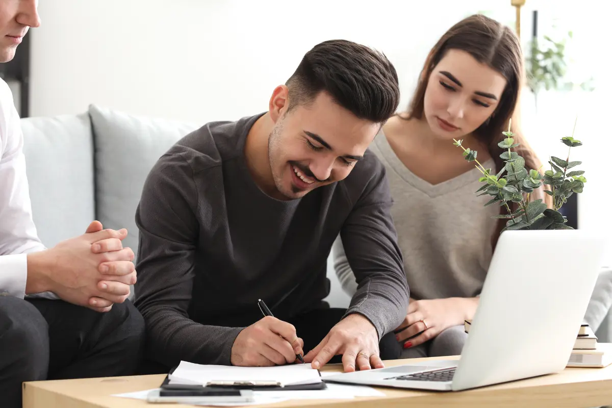 Como financiar terreno e construção com financiamento direto com governo? O crédito público torna possível o que antes parecia distante. Foto: Reprodução / Canva Pro.