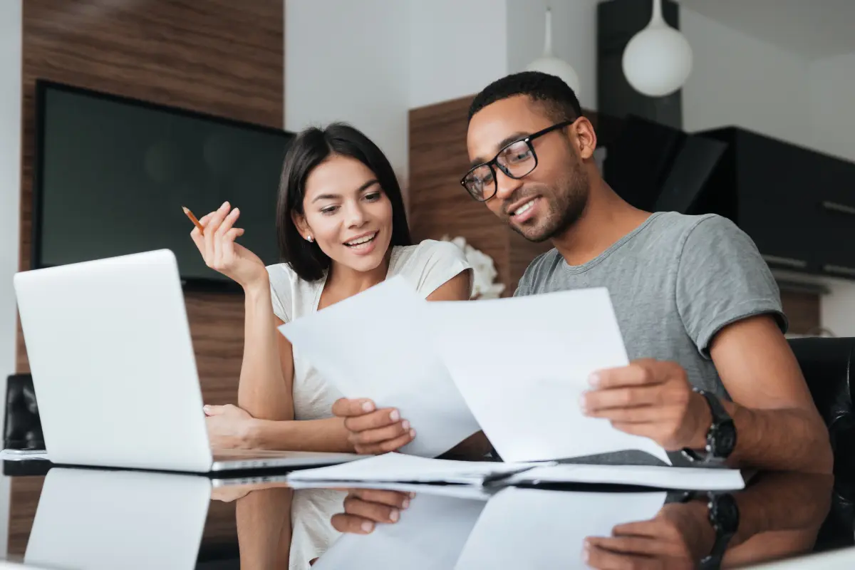 Como financiar terreno e construção com parcelas menores? Escolher parcelas menores é decidir com responsabilidade e equilíbrio. Foto: Reprodução / Canva Pro.