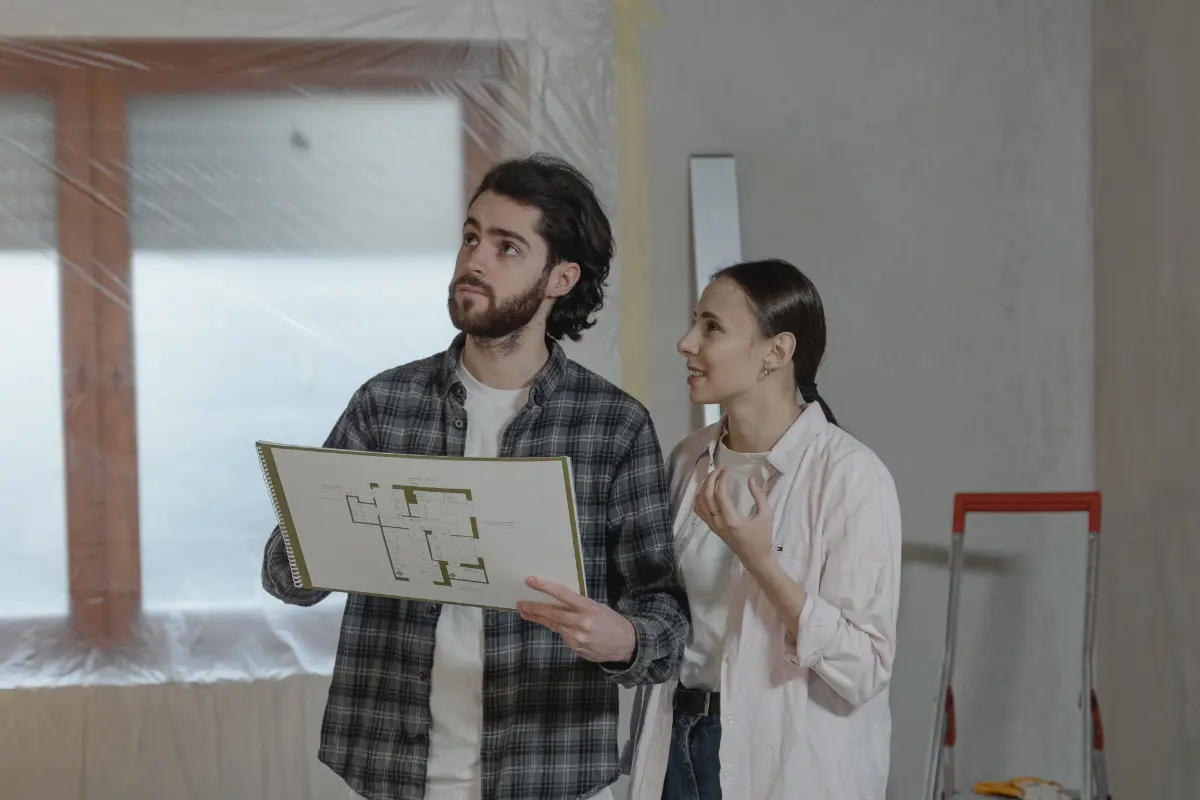 Como financiar terreno e construção com financiamento direto com proprietário? O primeiro passo para construir pode ser uma conversa com o dono do terreno. Foto: Reprodução / Canva Pro.