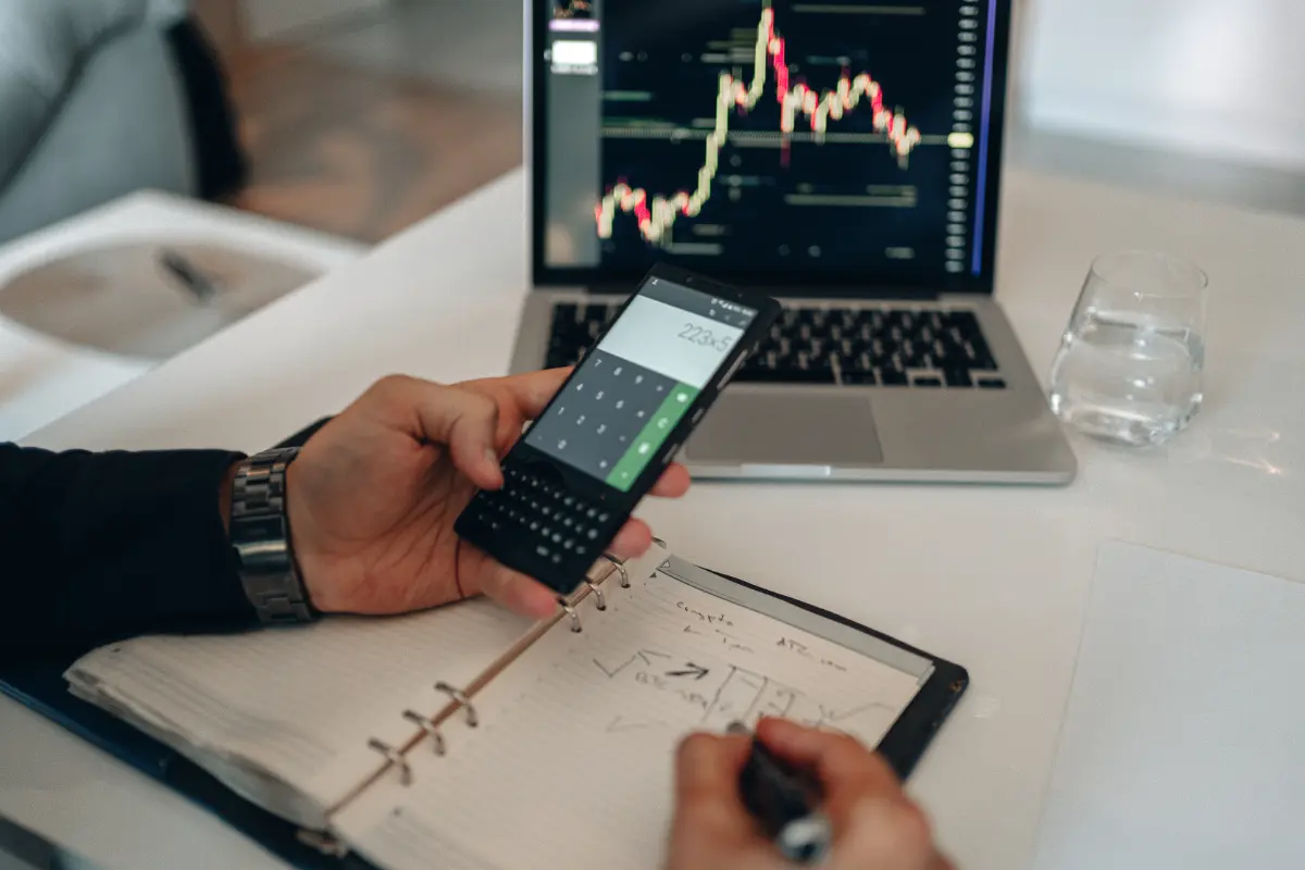 Como financiar terreno e construção com taxa variável? Acompanhar o mercado pode transformar a taxa variável em vantagem real. Foto: Reprodução / Canva Pro.