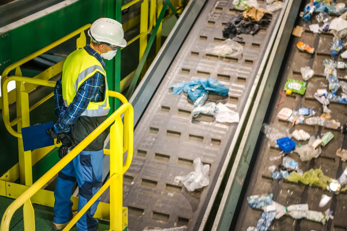 Equipe separa materiais inertes e recicláveis para envio a usinas. Foto: Reprodução / Canva Pro.