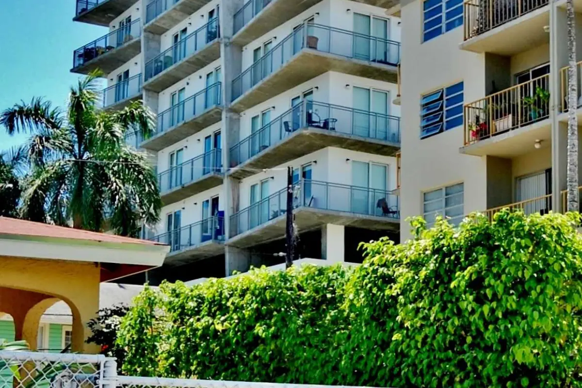 Pode construir prédio em qualquer bairro? Diferença visual entre zonas de restrição e zonas mistas revela impacto da Lei de Zoneamento. Foto: Reprodução / Canva Pro.