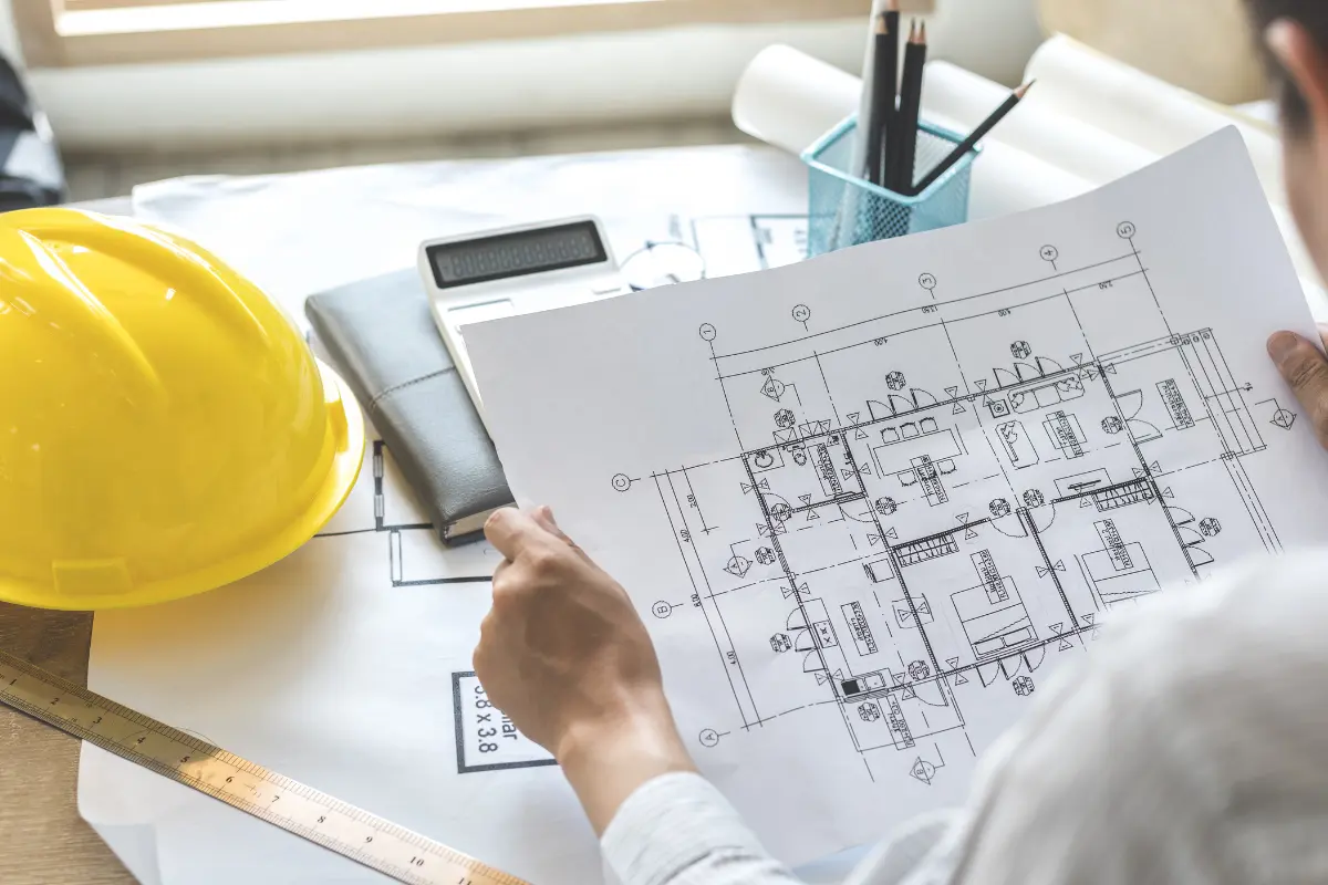 Como calcular o potencial construtivo de um terreno urbano? O mesmo terreno pode permitir construções muito diferentes dependendo do CA vigente. Foto: Reprodução / Canva Pro.