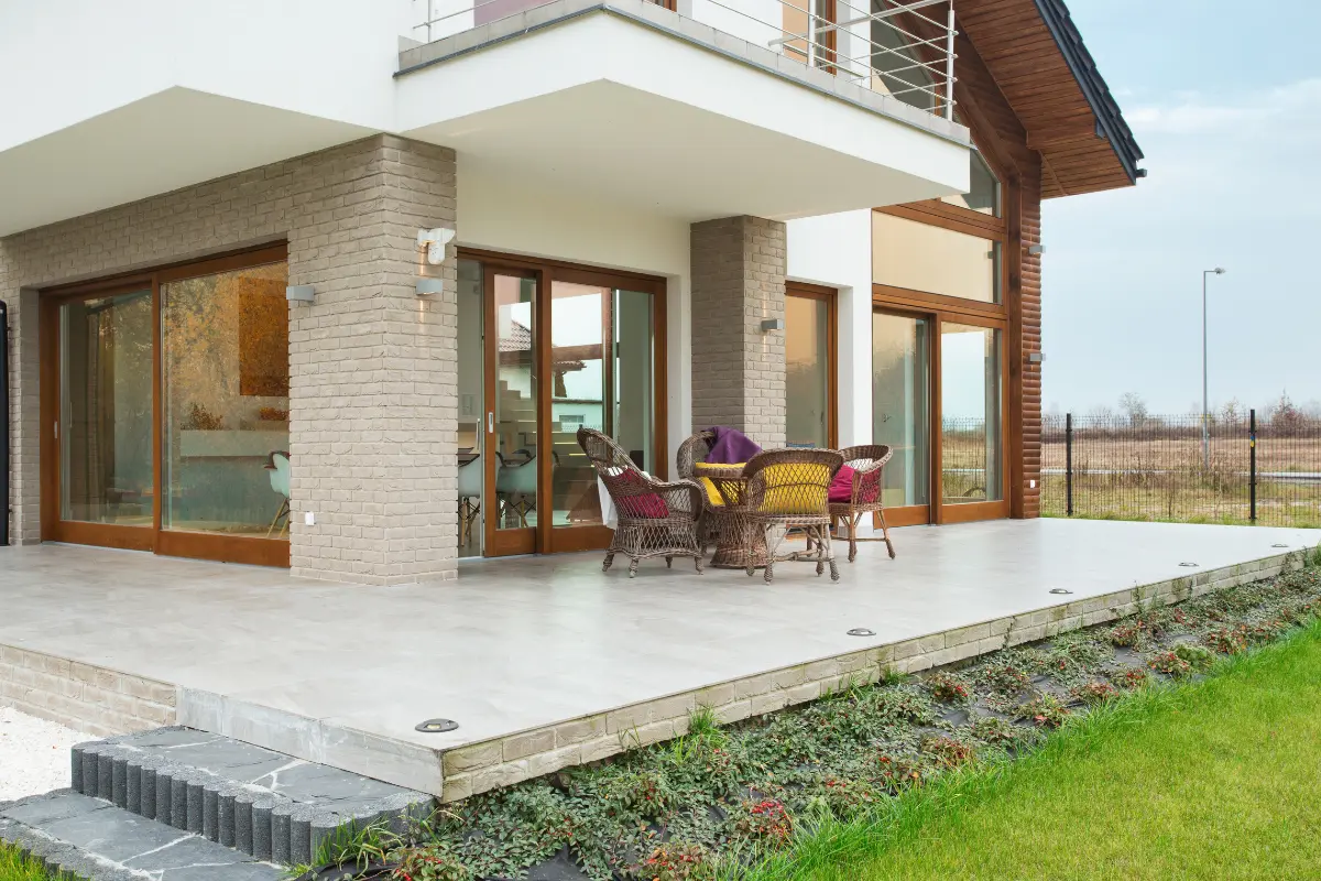 Como maximizar o uso do terreno em áreas com recuo obrigatório. A sensação de bem-estar em recuos bem planejados gera valor percebido no projeto. Foto: Reprodução / Canva Pro.